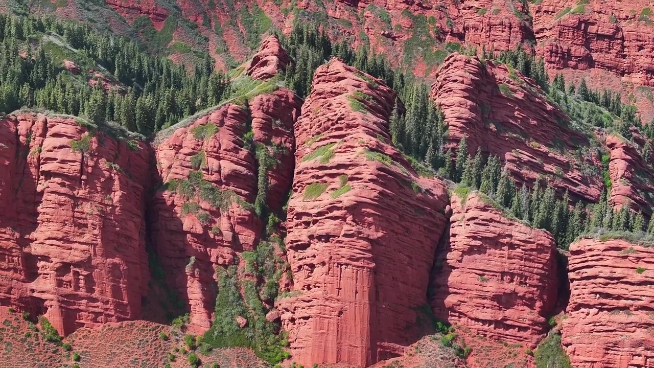Drone-lähikuva Seitsemän härän kallion (Seven Bulls Rock) punaisesta hiekkakivestä muodostuneesta kauniista kalliomuodostelmasta Kirgisiassa.