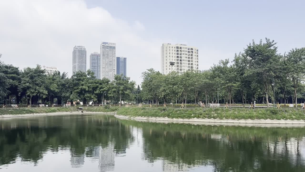 parque y lago en hanoi vietnam con el horizonte de la ciudad