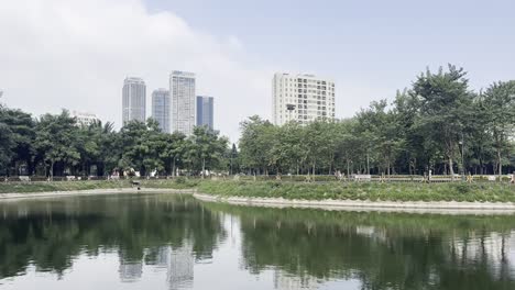 Park-Und-See-In-Hanoi-Vietnam-Mit-Skyline-Der-Stadt