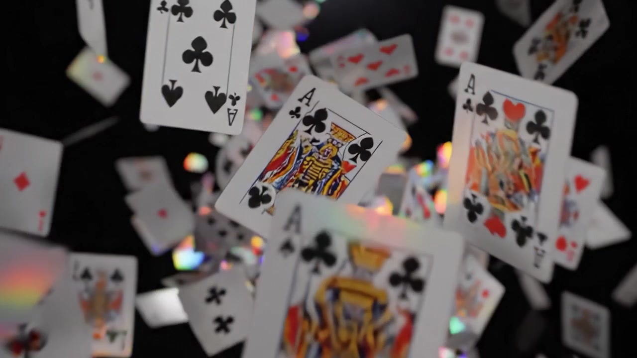Una drammatica esposizione di carte da gioco volanti: una cascata ipnotizzante di colori e forme che cattura l'essenza dei giochi di carte in movimento.