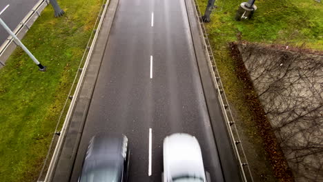 Vista-Superior-Desde-El-Puente-Sobre-Los-Coches-Que-Circulan-Por-Una-Carretera-De-Dos-Carriles-En-Polonia