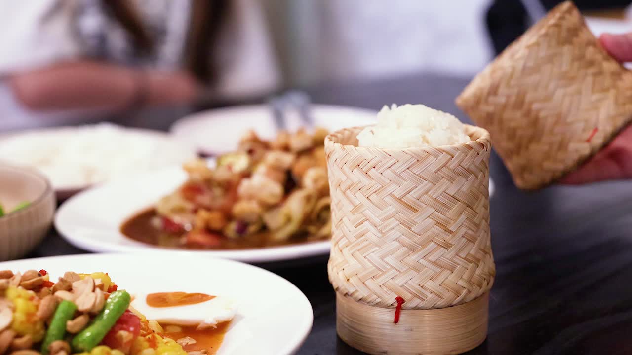 태국 요리와 함께 제공되는 전통적인 적적한