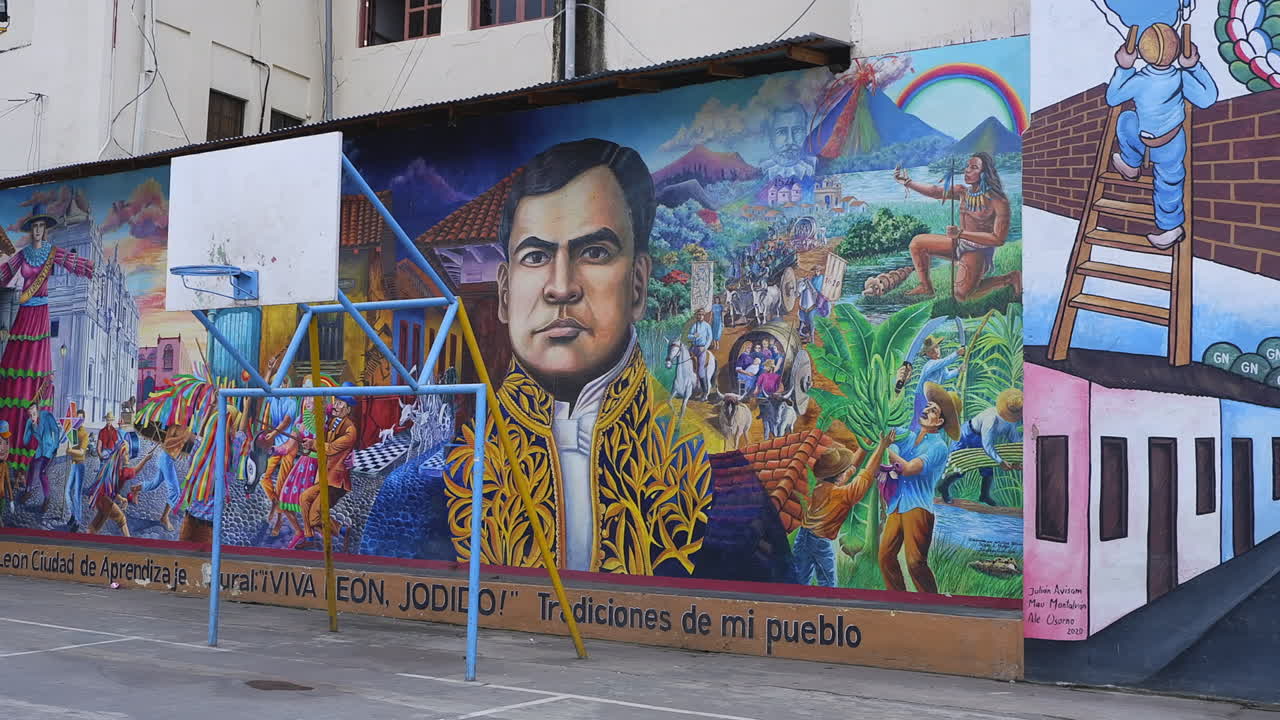 pan a través de colorido mural histórico en un edificio en león, nicaragua