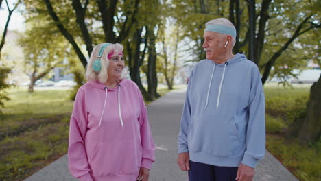 Fitness-Atlético-Corredores-Deportivos-Senior-Hombre-Mujer-Entrenando-Ejercicio-Cardiovascular-En-El-Parque,-Celebrando-La-Victoria