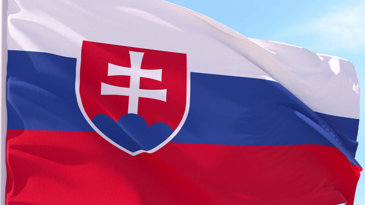 Flaga Słowacji powiewająca na wietrze na tle błękitnego nieba