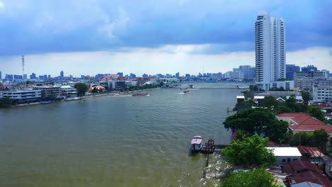 el río chao phraya durante el día en bangkok, tailandia