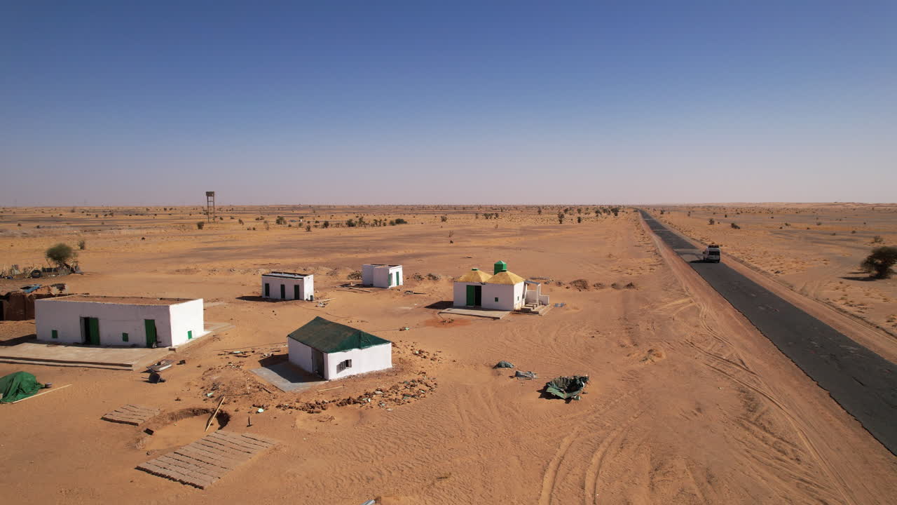 모리타니아, 서사하라, 모로코의 모래 언덕과 사막 위를 날아다니는 드론