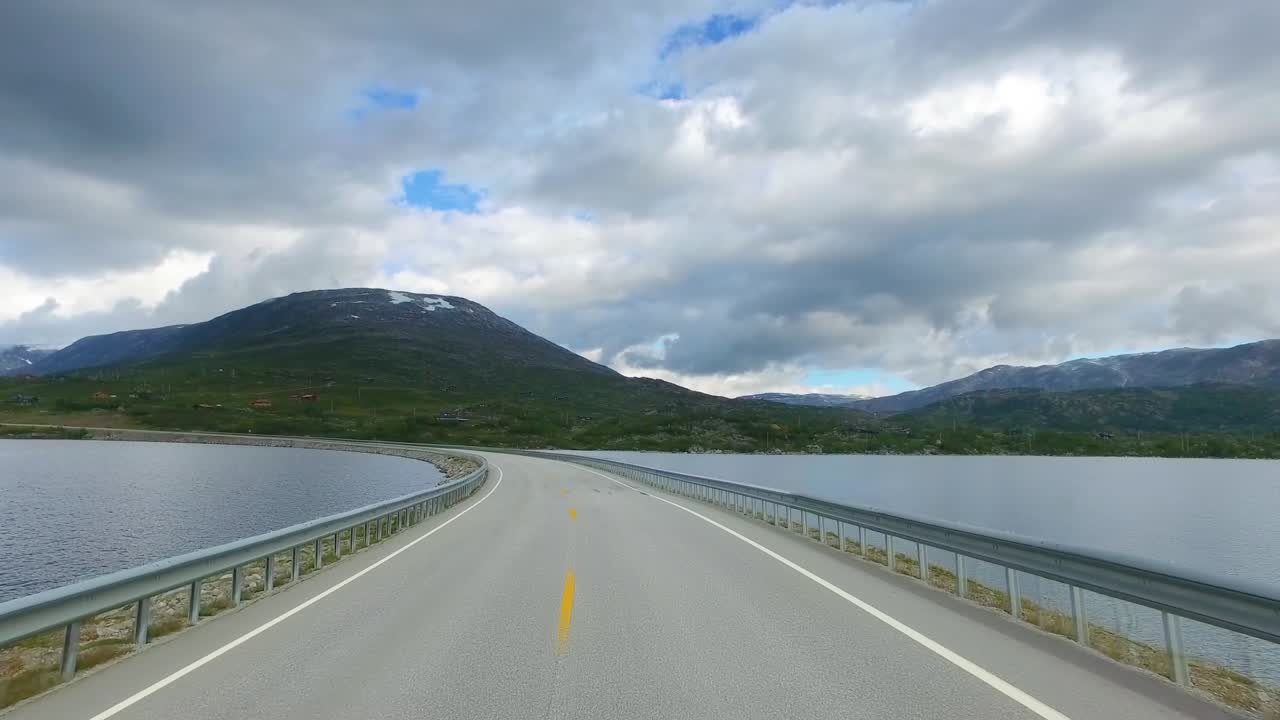 노르웨이 도로에서 차를 운전하다