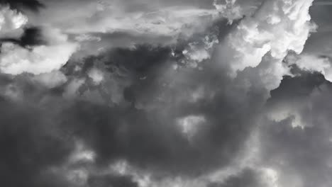 Tormenta-Eléctrica-De-4k-A-Través-De-Las-Nubes-En-El-Cielo