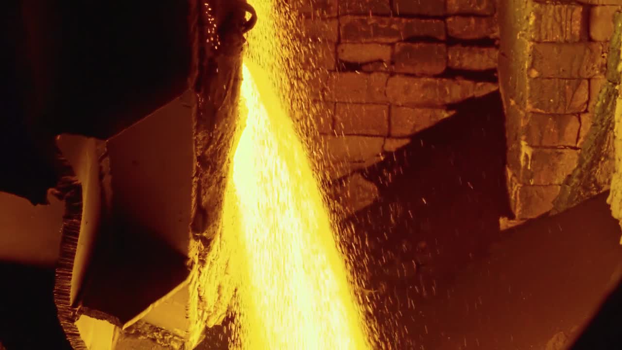 철강 공장에서 녹은 금속을 는 것