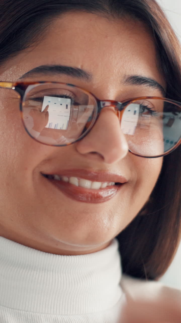 Donna professionista sorridente mentre analizza dati su tablet
