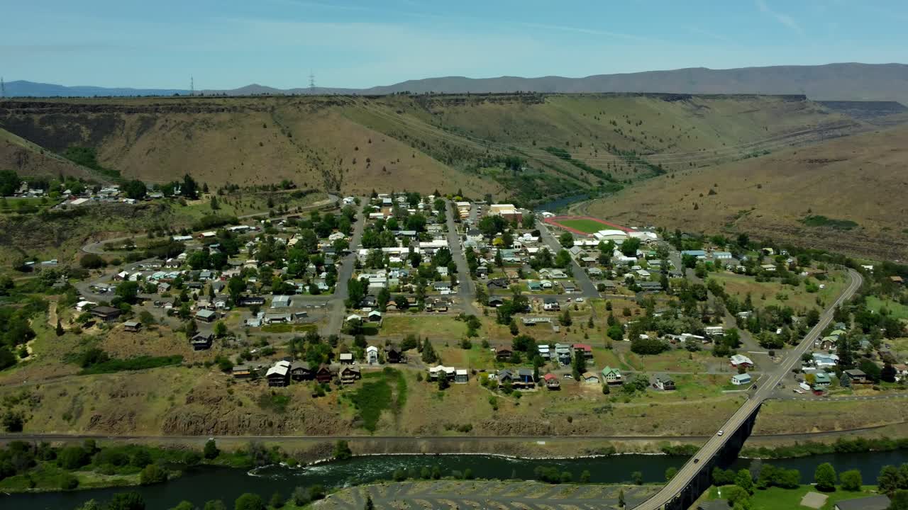 US, Oregon, Maupin, , 2025-05-08 - Drone view of the city of Maupin, Hwy 197, and the Deschutes River in north central Oregon
