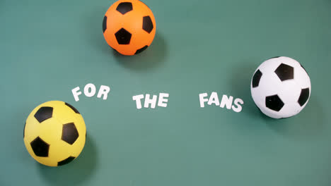 tres balones de fútbol con texto en fondo verde 4k