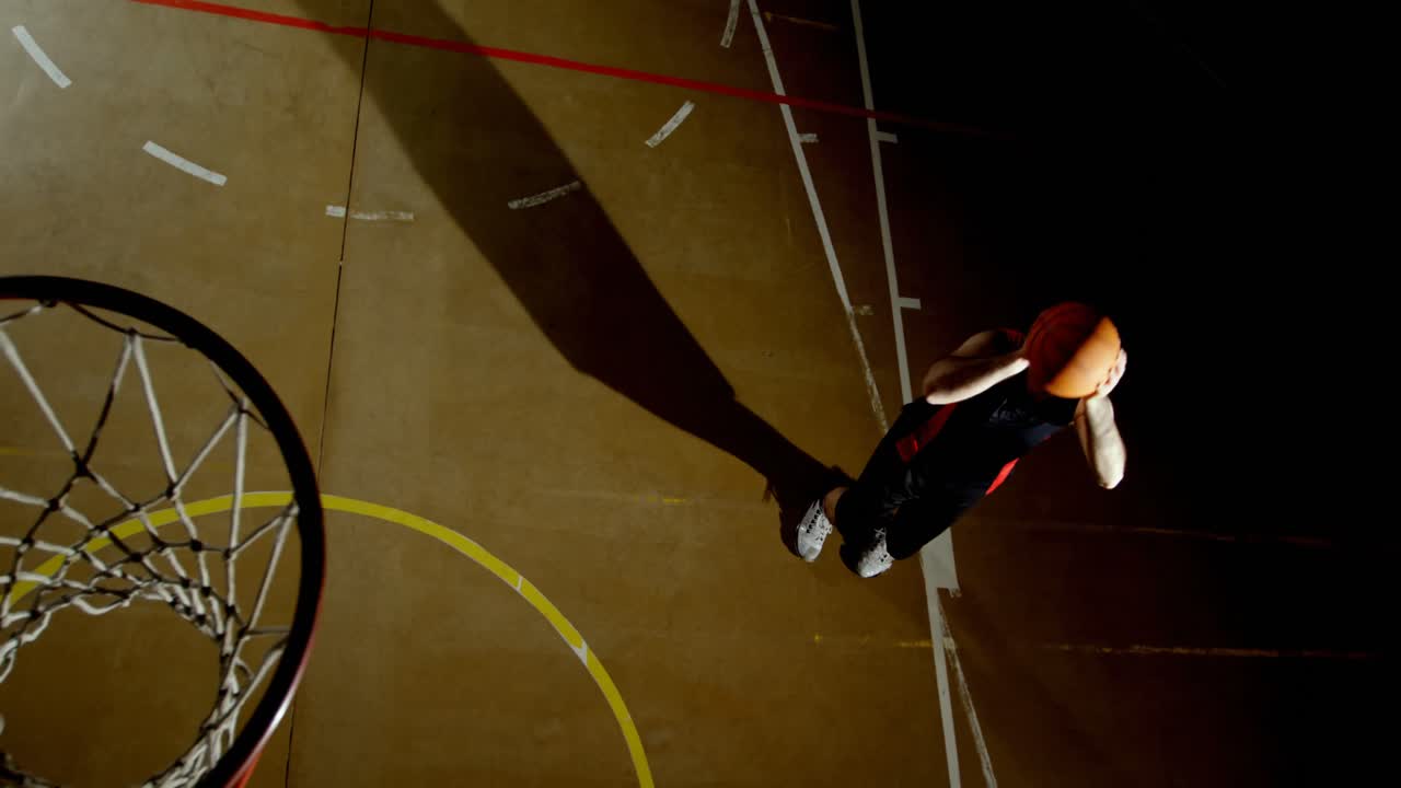 jugador de baloncesto masculino lanzando baloncesto en el aro de baloncesto 4k