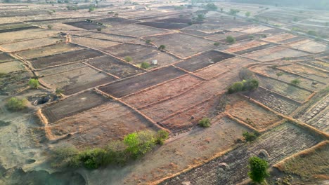 Campo-De-Cultivos-Vacíos-Cerca-Del-Templo-Yamai-En-Aundh-Primer-Plano-De-La-Amplia-Vista-De-Drones-Al-Atardecer