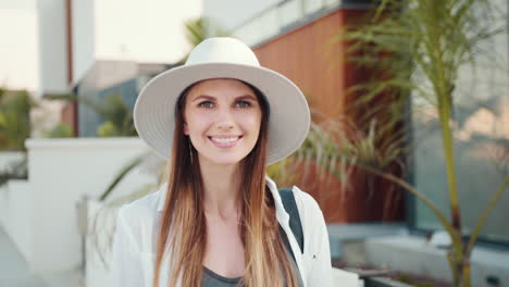 mujer sonriente con sombrero