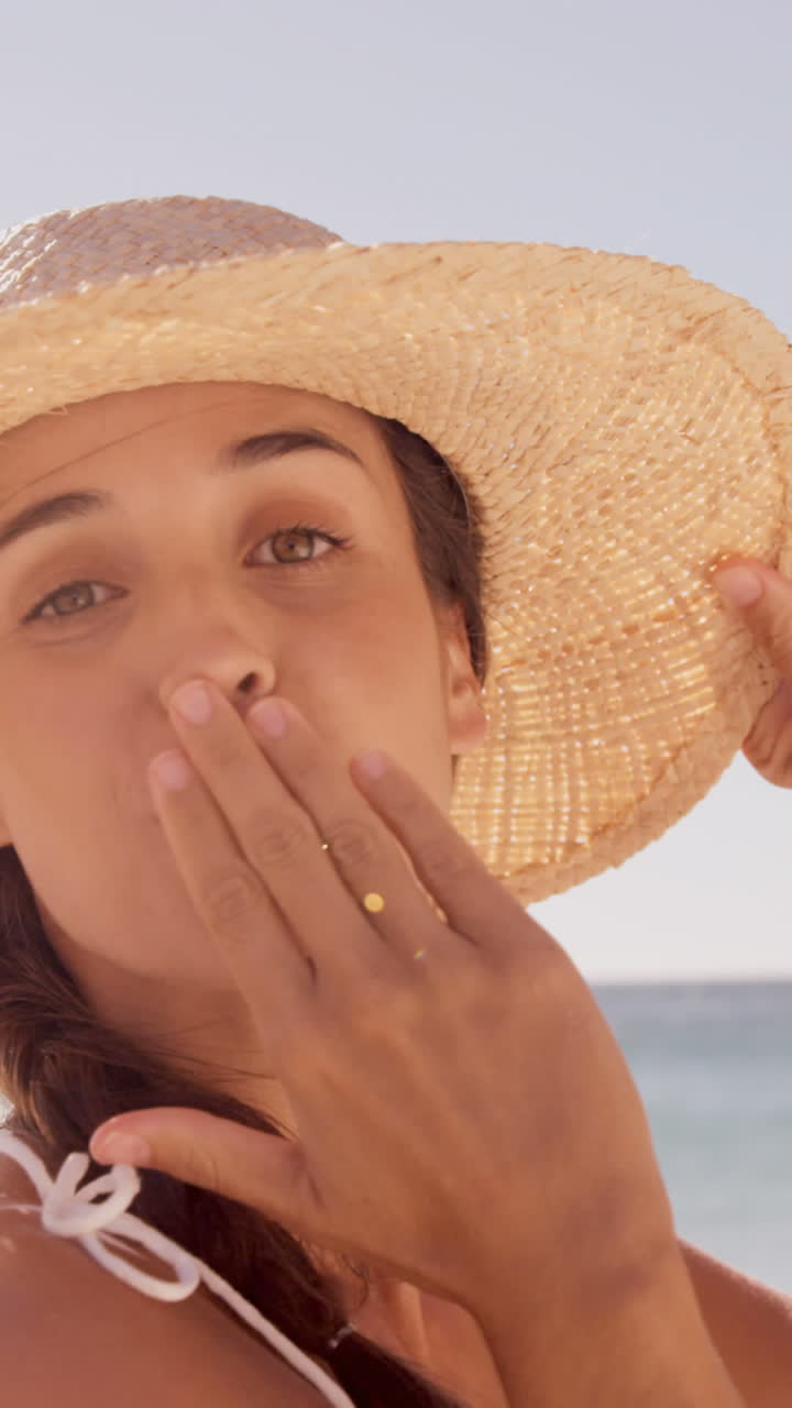 una mujer feliz soplando un beso