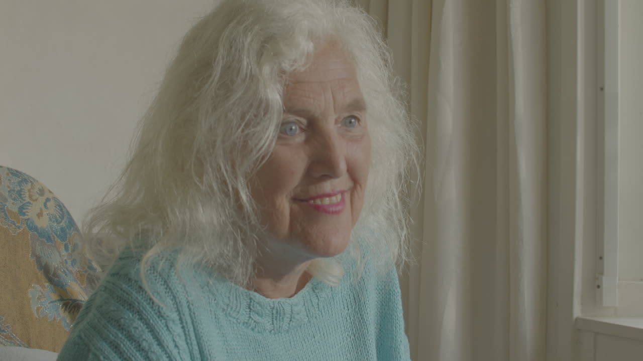 cerrar una anciana sonriente sentada en una mecedora