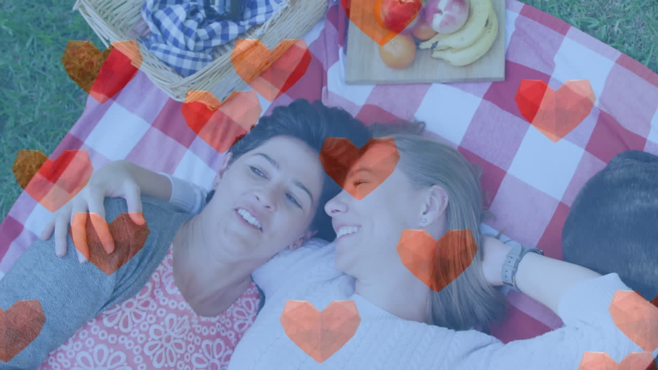 사랑에 빠진 행복한 백인 여성 커플이 포옹하는 심장 이모티콘의 애니메이션