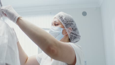 profesional médico que asiste al paciente con equipo de protección
