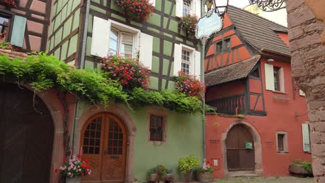 riquewihr apodo - la perla de los viñedos, habla volúmenes sobre el paisaje ajardinado que espera al visitante