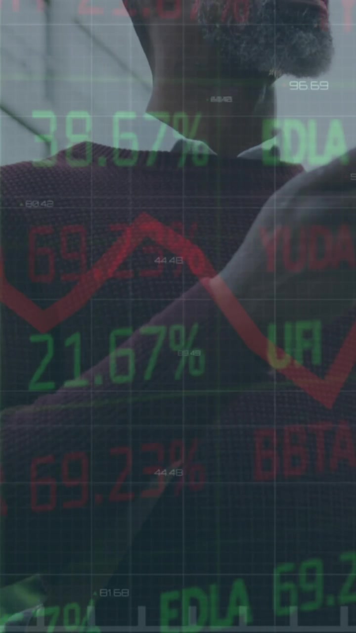 Animazione di grafici e tabellone di trading, uomo afroamericano anziano con bicicletta che usa il cellulare.