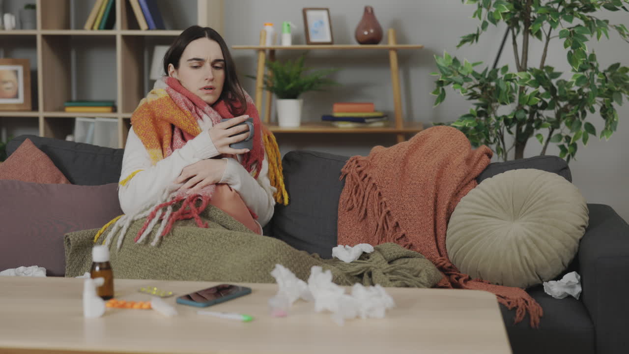 mujer que sufre de resfriado o gripe en casa