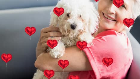 animación de iconos de corazón sobre una mujer mayor sonriente sosteniendo un perro