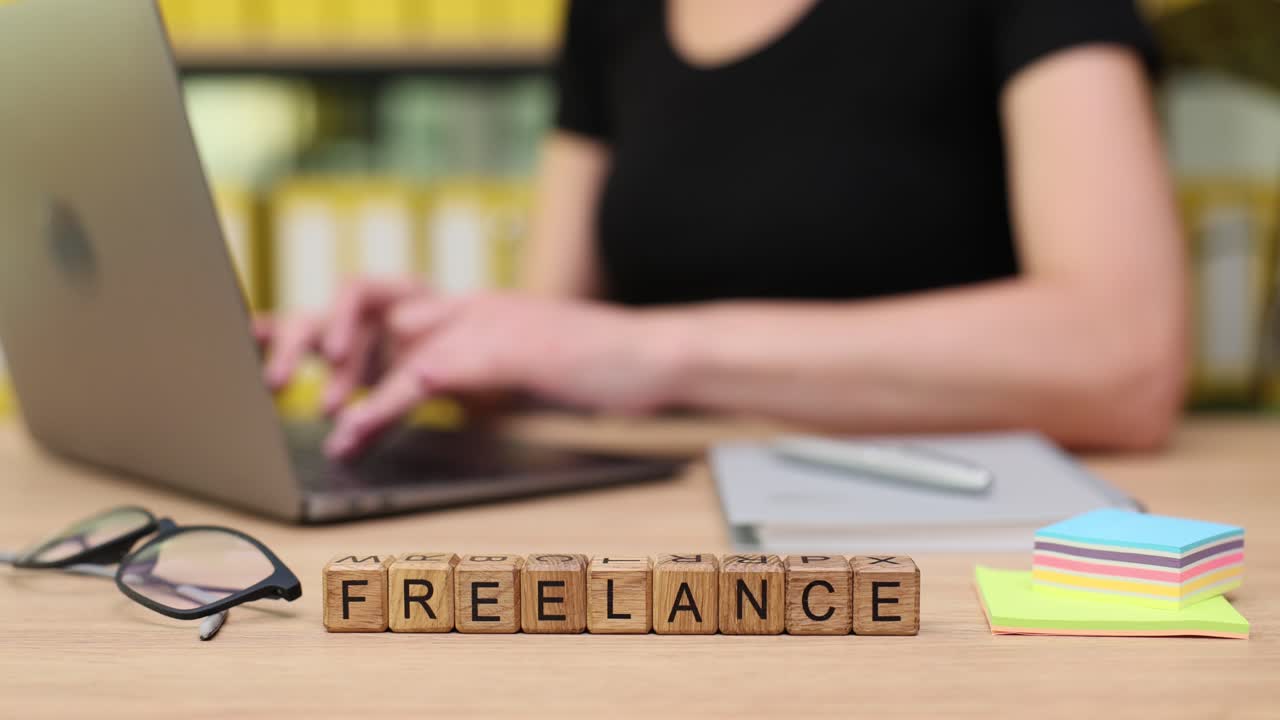 Postazione di lavoro freelance con laptop e blocchi di legno