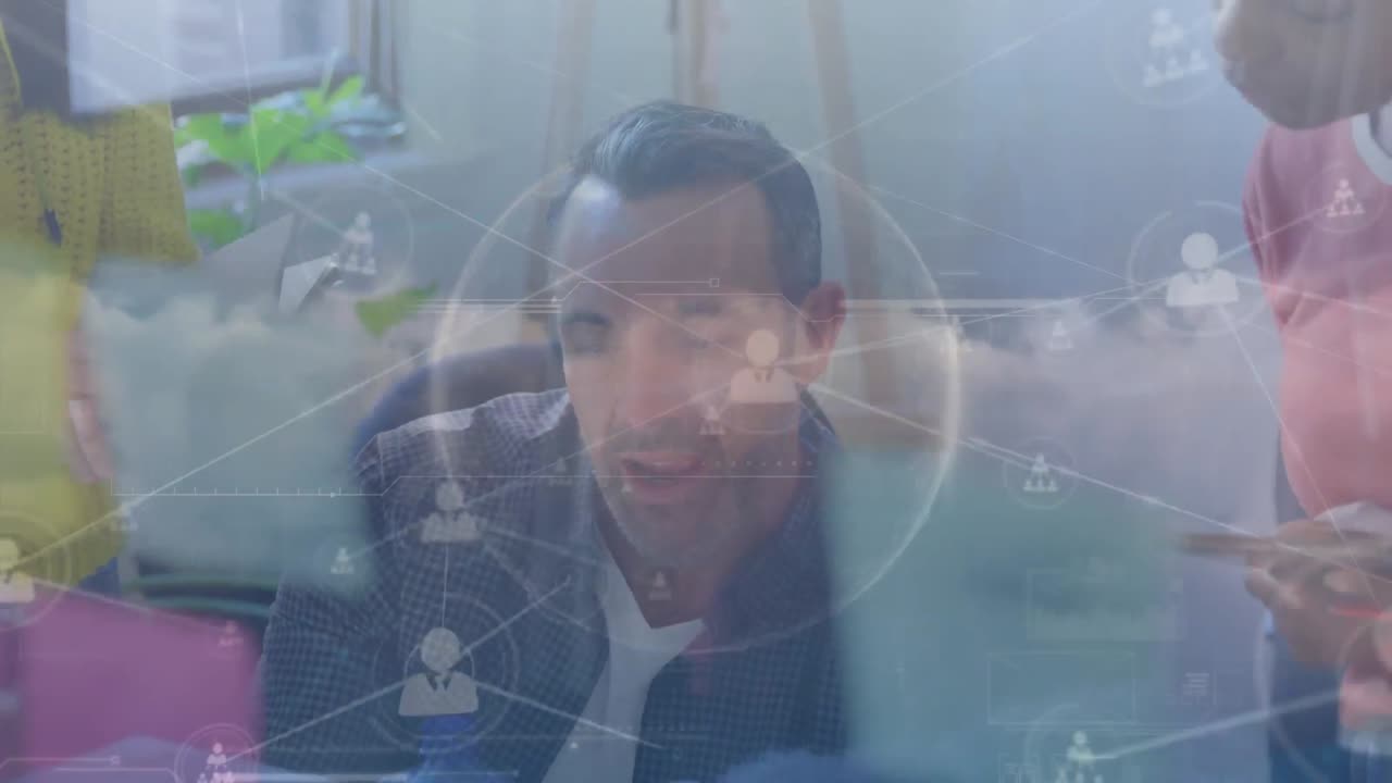 지구의 애니메이션, 연결된 아이콘, 사무실에서 보고서를 논의하는 다양한 동료들에 대한 밀집된 구름