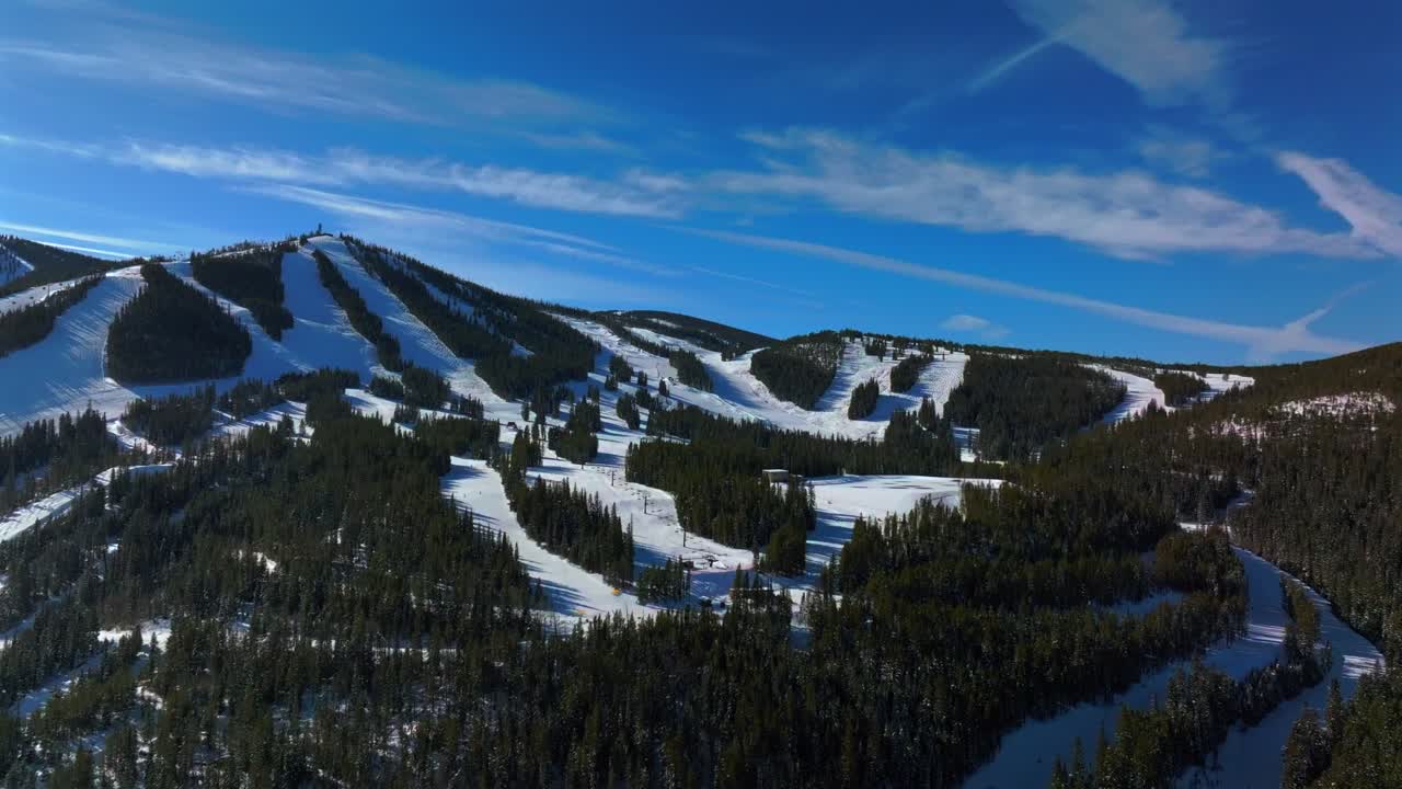 parque de invierno mañana de diciembre pájaro azul soleado nieve fresca mary jane esquí snowboard correr senderos bertoud paso colorado góndola silla ascensores círculo movimiento derecho