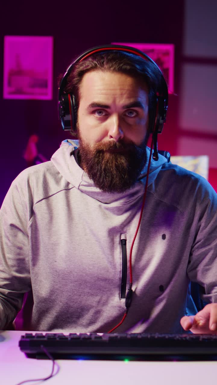 Video verticale di un gamer che lotta per sconfiggere gli avversari durante un torneo di eSport, insoddisfatto della sua performance