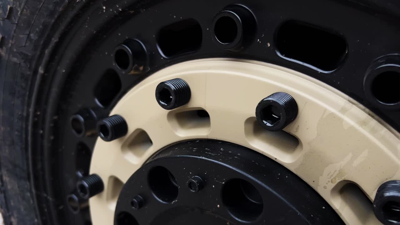 clip de cámara lenta de arena todoterreno y rueda de color negro con bordes afilados y resistentes y una aleación duradera