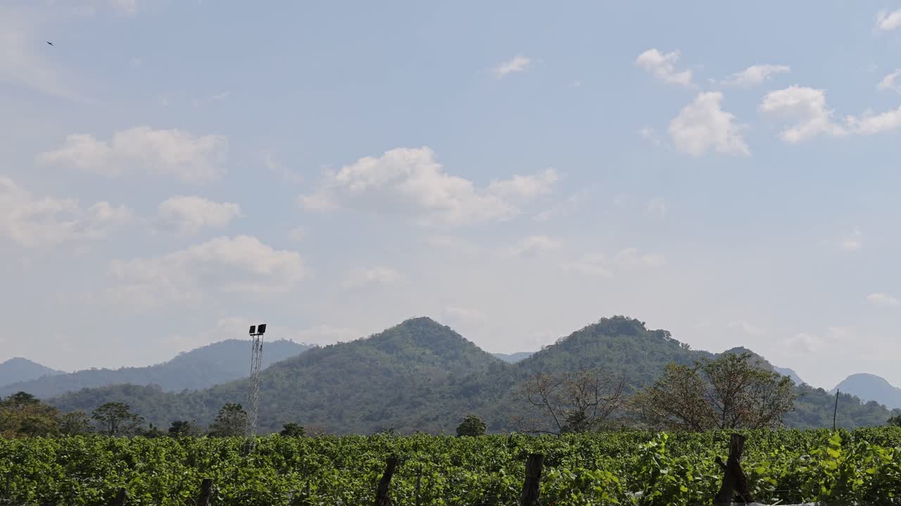 산맥 위로 이동하는 구름의 시간 간격