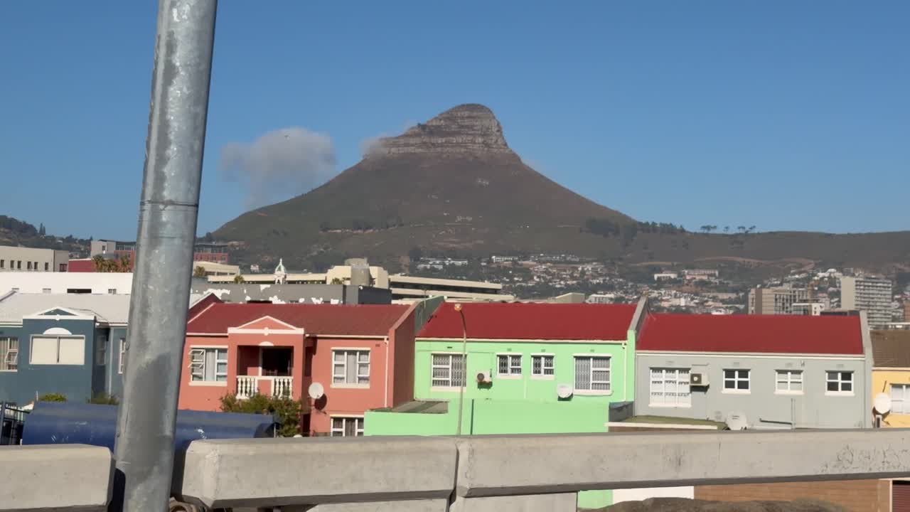 Riprese dall'auto in corsa del Distretto 6 e del centro di Cape Town