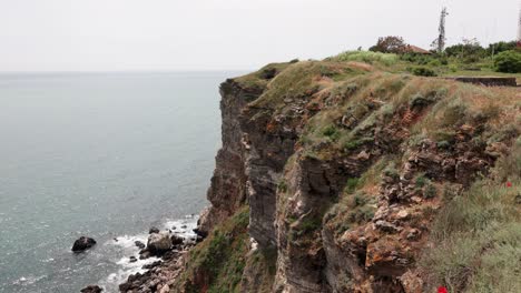 cabo kaliakra, bulgaria - costa rocosa del cabo con vistas al mar - estática