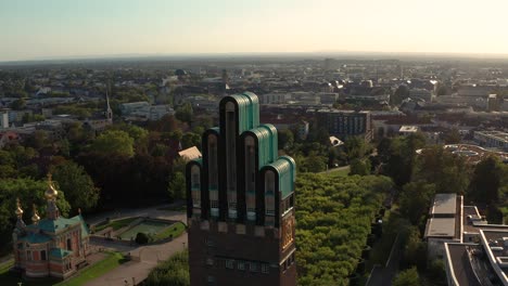 Der-Hochzeitsturm-Darmstadt-Auf-Der-Mathildenhöhe-Durch-Eine-Drohne-Mit-Der-Stadt-Im-Hintergrund-An-Einem-Sonnigen-Sommertag