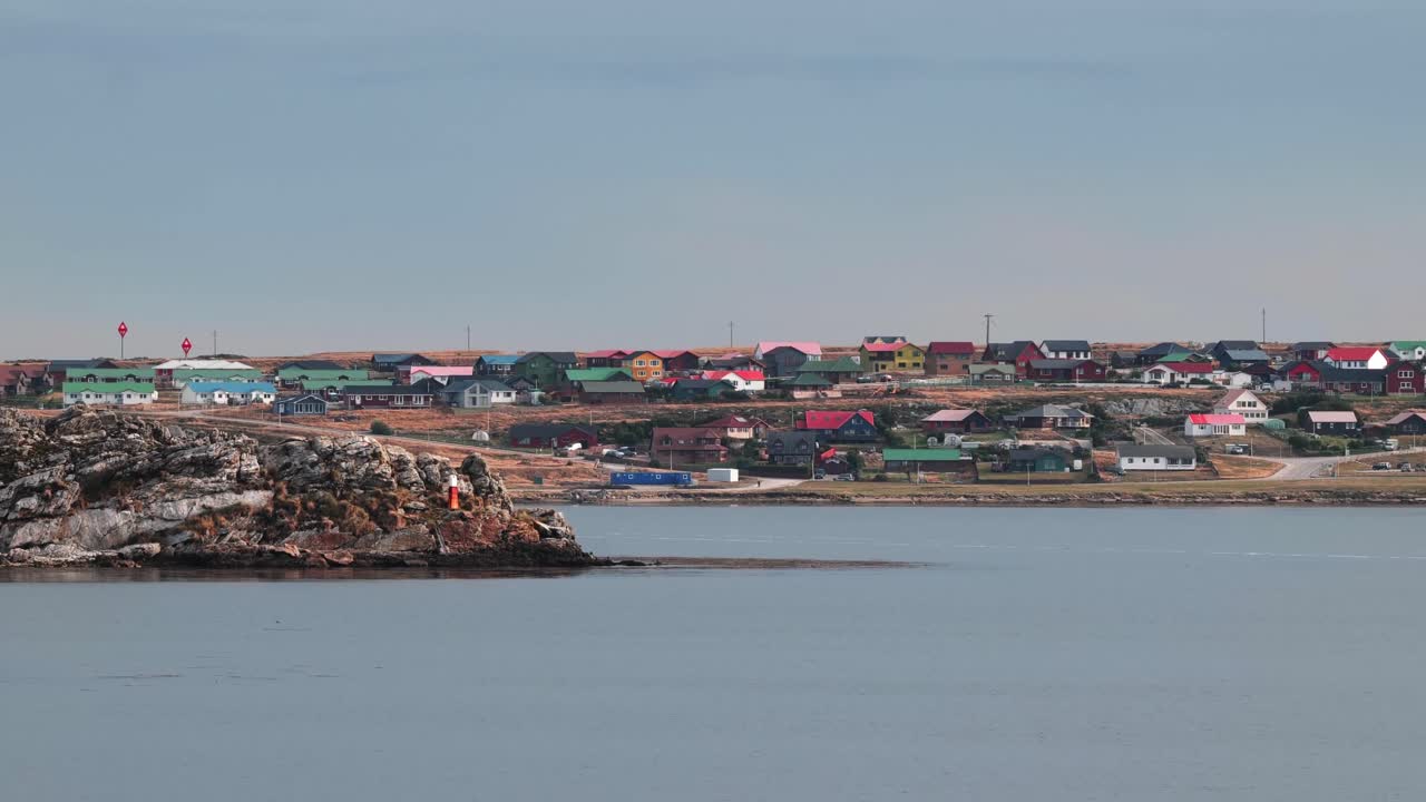 해변에서 바라본 작고 다채로운 마을