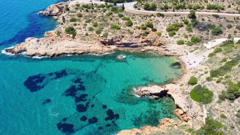 Cala-Rocosa-De-La-Playa-De-Cala-Tio-Ximo-Y-Cova-Del-Barber-Por-Aguas-Claras-Y-Tranquilas-Del-Mar-Mediterráneo---Atracción-Turística-En-Benidorm,-Alicante,-España