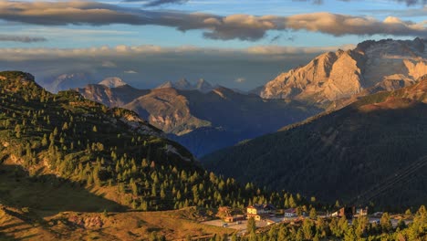 cine gráfico de bucle de lapso de tiempo amanecer en las dolomitas