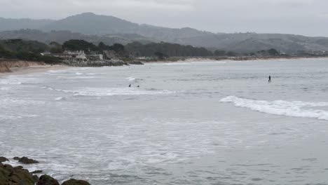 Vista-Panorámica-De-La-Gente-Surfeando-Las-Olas