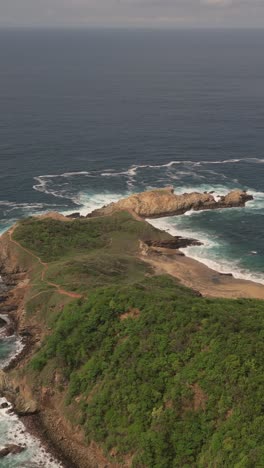 Panoramic-view-of-Punta-Cometa-with-waves-and-cliffs-in-Mazunte,-Oaxaca,-vertical-screen