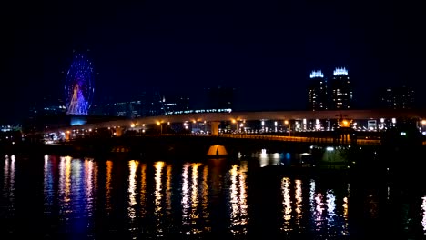 rueda de ferris nocturna cerca del río en odaiba tokyo