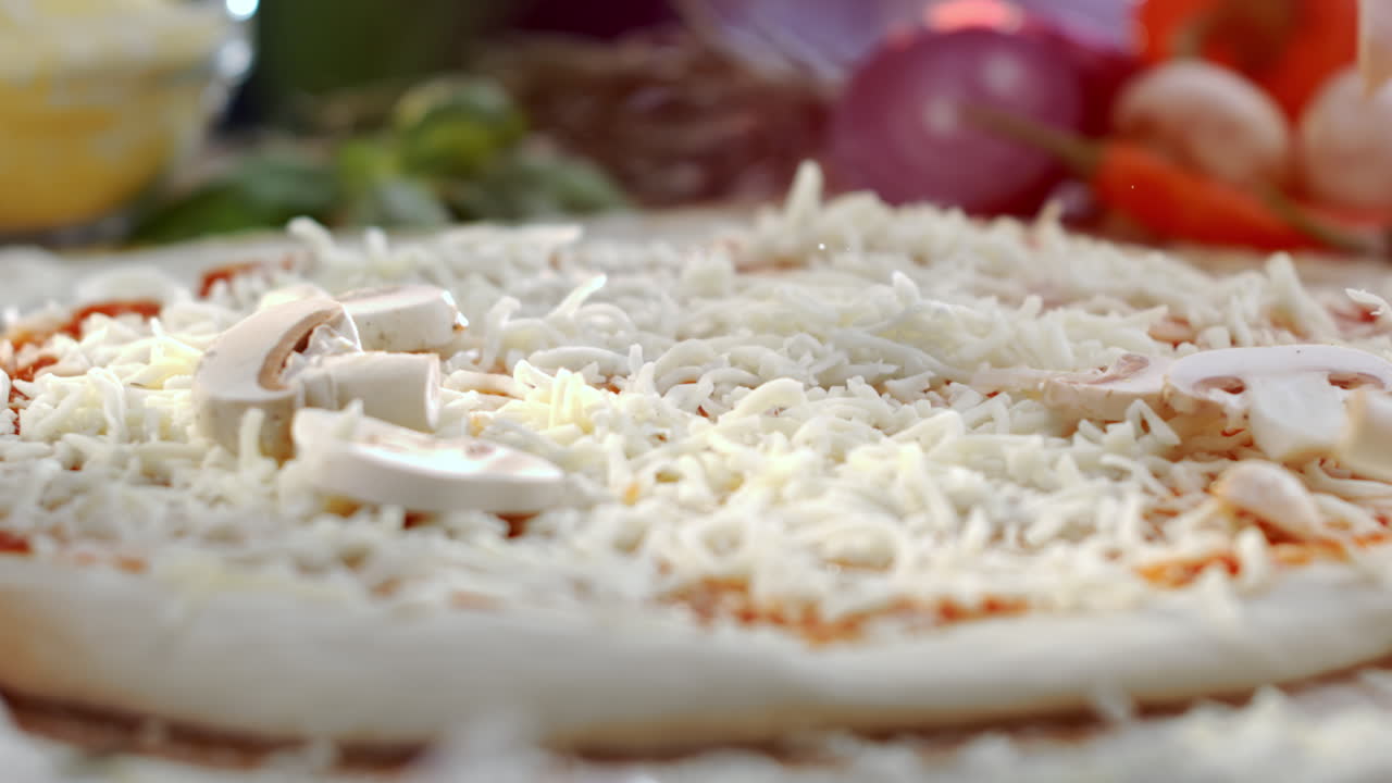 pizza med svampe og ost