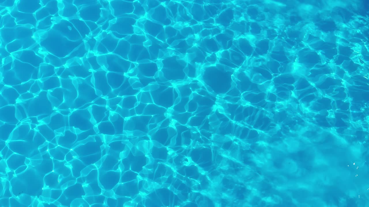 Kolam dengan Air Biru. Tekstur Permukaan Air. Tampilan Atas. Latar Belakang Riak dan Gelombang.