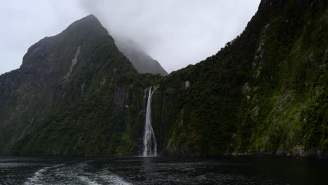 View-of-water-falling-down-from-the-Stirling-Waterfall-in-Milford-on-a-cloudy-day