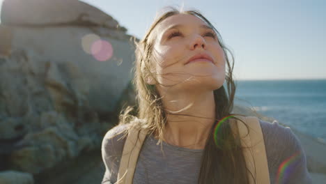 Mujer,-Excursionista-Y-Relajarse-En-La-Playa-Respirando-Por-La-Calma