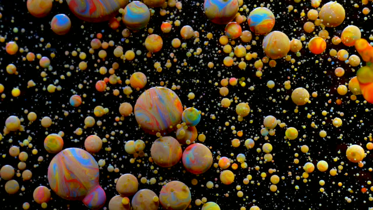 느린 움직임 밝은 색상 거품 기름 아름다운 페인트 표면 우주 색 움직이는 다채로운 클로즈업 아크릴 페인트 환상적인 표면 추상적인 다채로운 페인트 환상의 구조 다채로운 거품