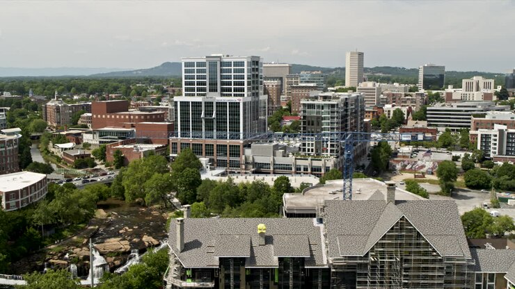 Greenville, Carolina del Sud. Ripresa aerea v22 in movimento che cattura il paesaggio urbano attraverso il quartiere West End e il centro città di giorno - Ripreso con Inspire 2, fotocamera X7 - Maggio 2021