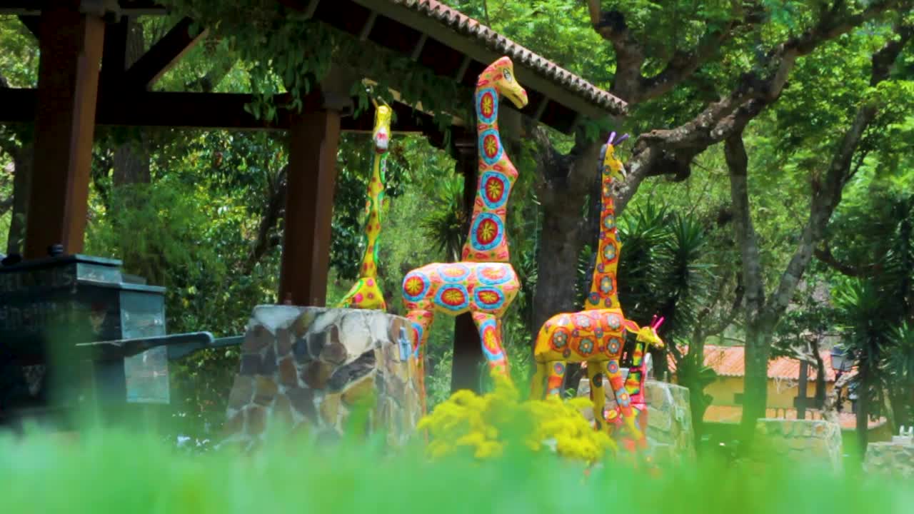 Sculture di giraffe in un parco